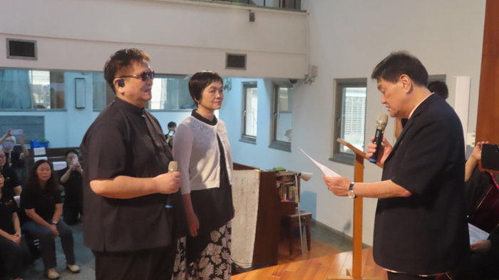 劉民和牧師主裡宣讀誓詞（圖/梁敬彥攝影）