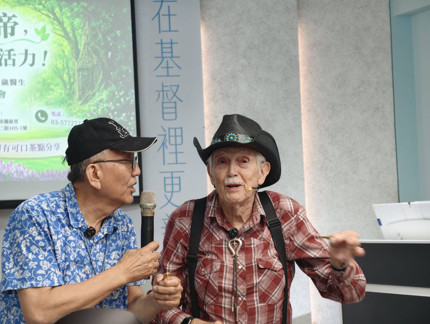 (圖右)譚維義醫師。(新竹關新勝利堂提供)
