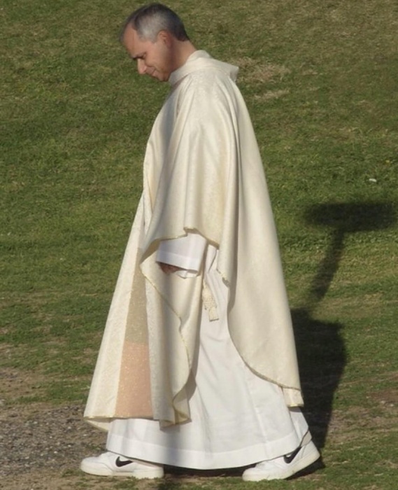 紀錄片《Leone a Roma》中,良十四世穿Nike球鞋。(Courtesy of the Vatican)