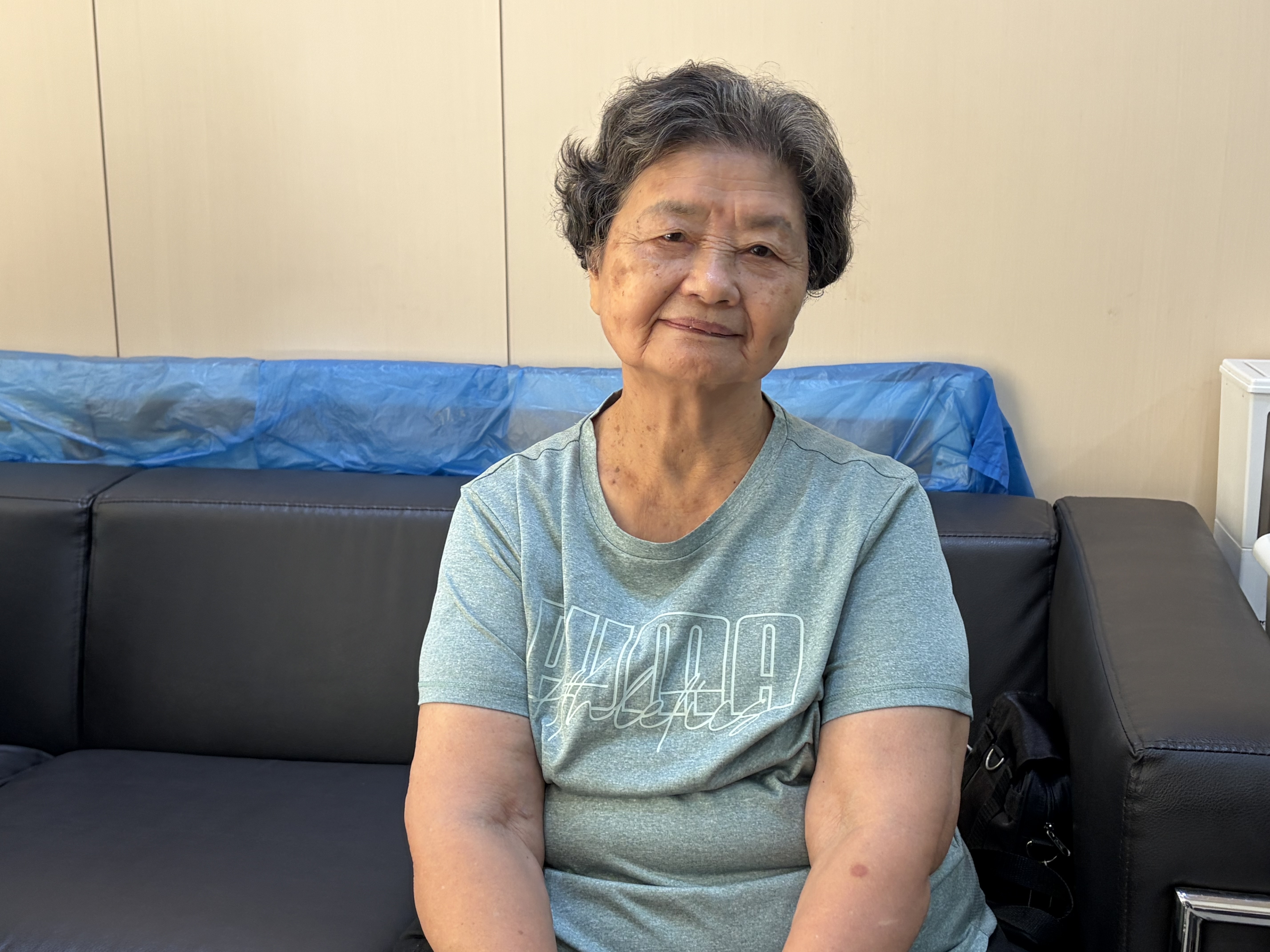 90高齡的周媽媽運動後，發起成立查經班。(圖/李容珍攝影)