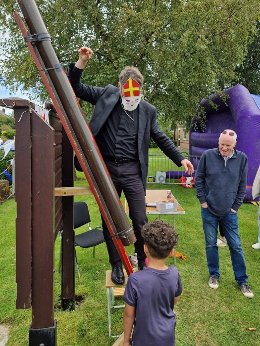 牧者與居民同樂。（翻攝自blackburn.anglican.org）