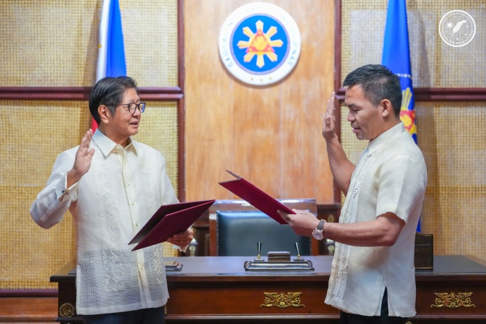 菲律賓總統小馬可仕(左)主持帕奎奧宣誓入閣。(圖/GOVPH)