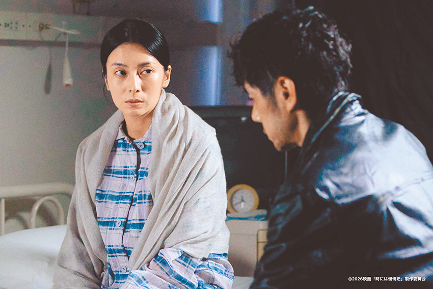 佐竹到醫院探望妻子，兩人之間有說不出口的遺憾。（劇照提供：甲上娛樂）