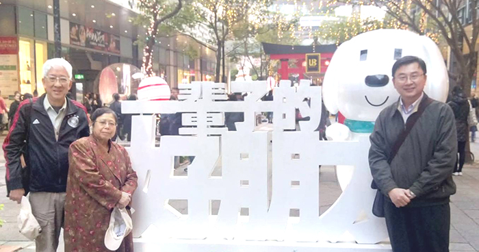 許文章醫師(右)和黃龍章老師夫婦 