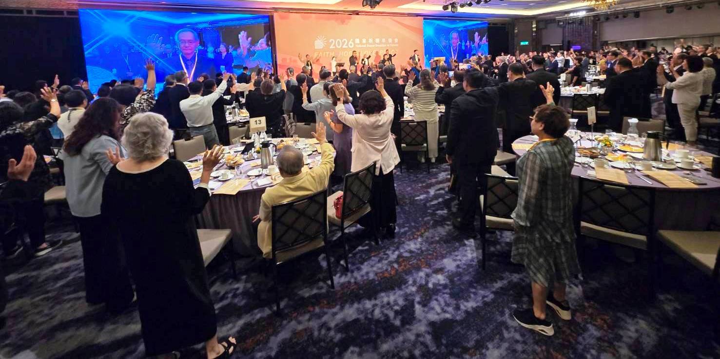 與會者舉手為國家禱告。（圖/梁敬彥攝影）