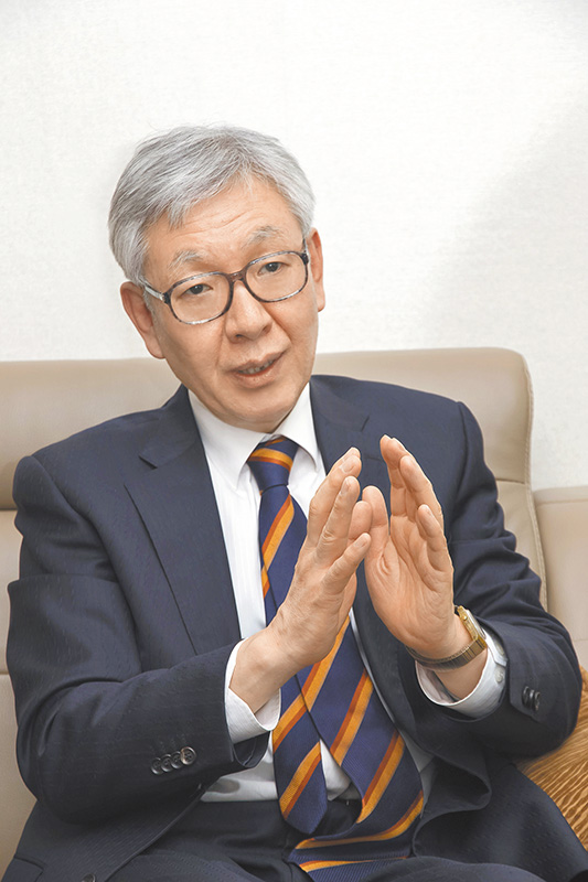 本書作者金東鍵教授。