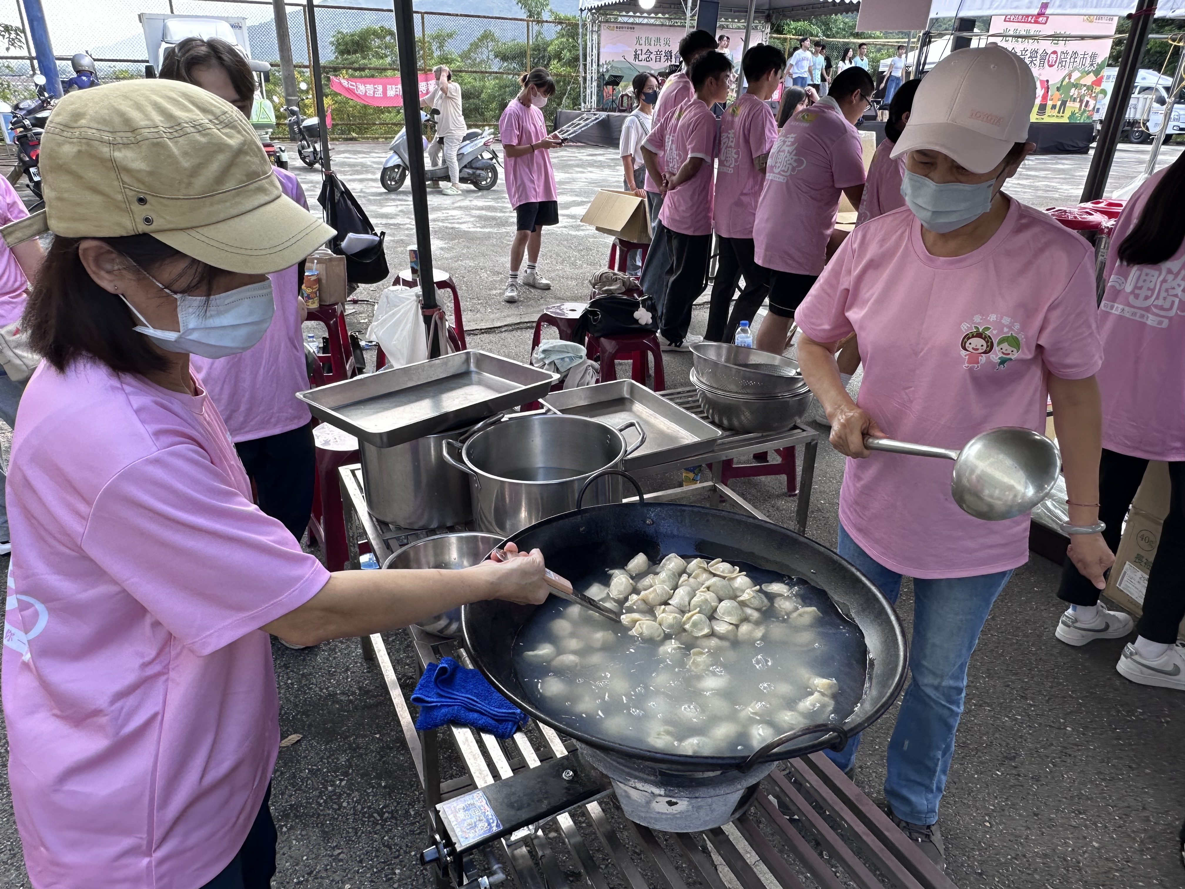 音樂會暨市集現場端上培力學員製作的水餃，展現「以工帶振」成果。（芥菜種會提供）
