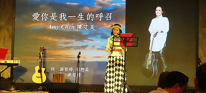 原住民藝人之家宣教牧師陳艾美獻唱詩歌。（圖/梁敬彥攝影）