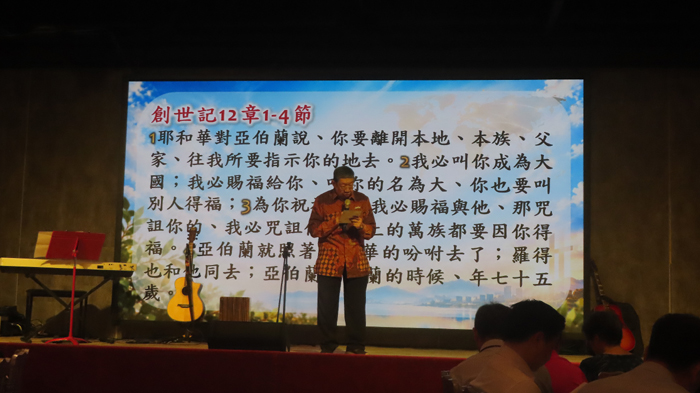 中華差傳印尼教會黃盛強牧師讀經。（圖/梁敬彥攝影）