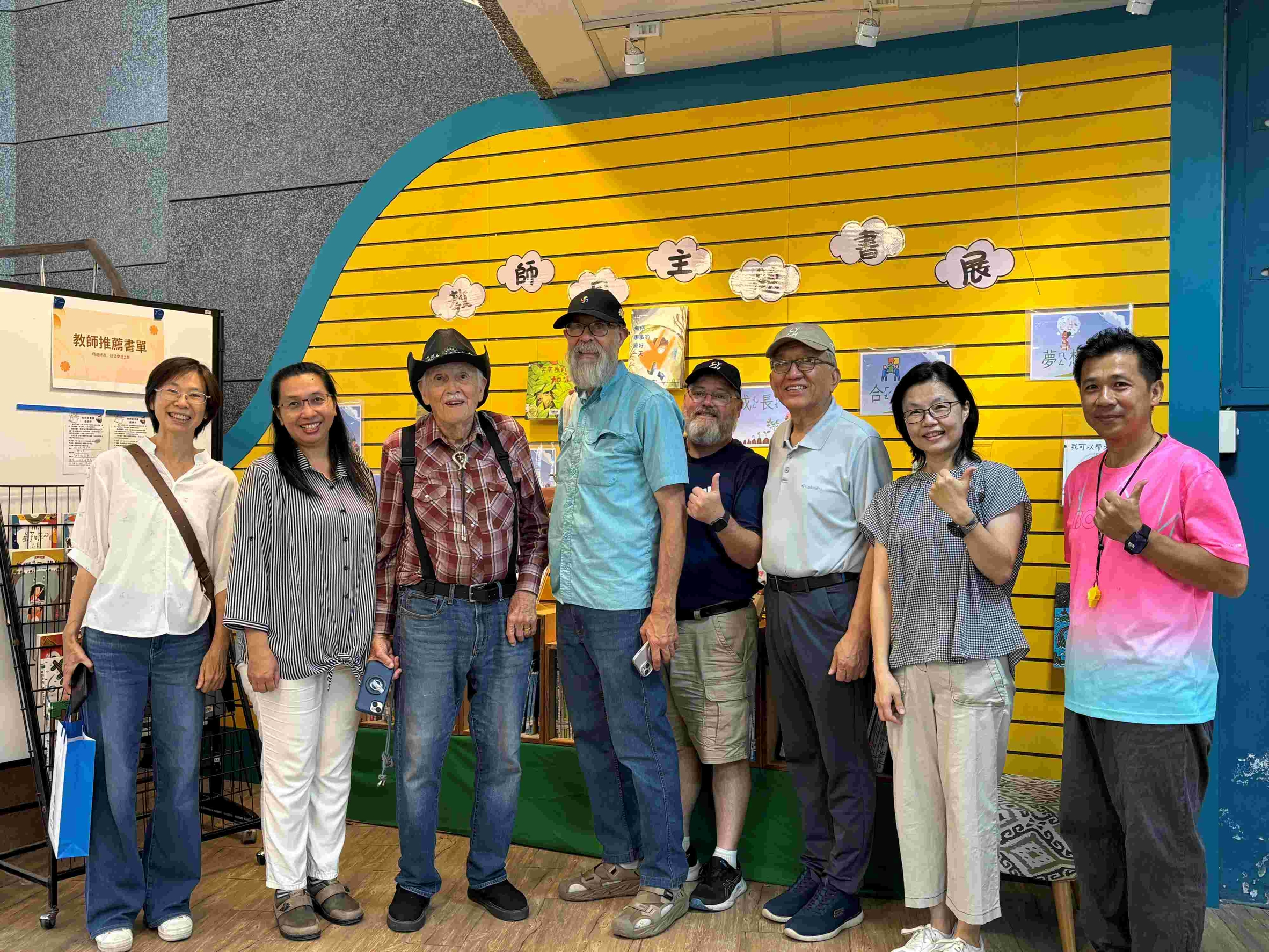 譚爸爸（左三）一行人與東海國小校長陸雅林（左二）、學校老師在圖書室合影。(東基提供)