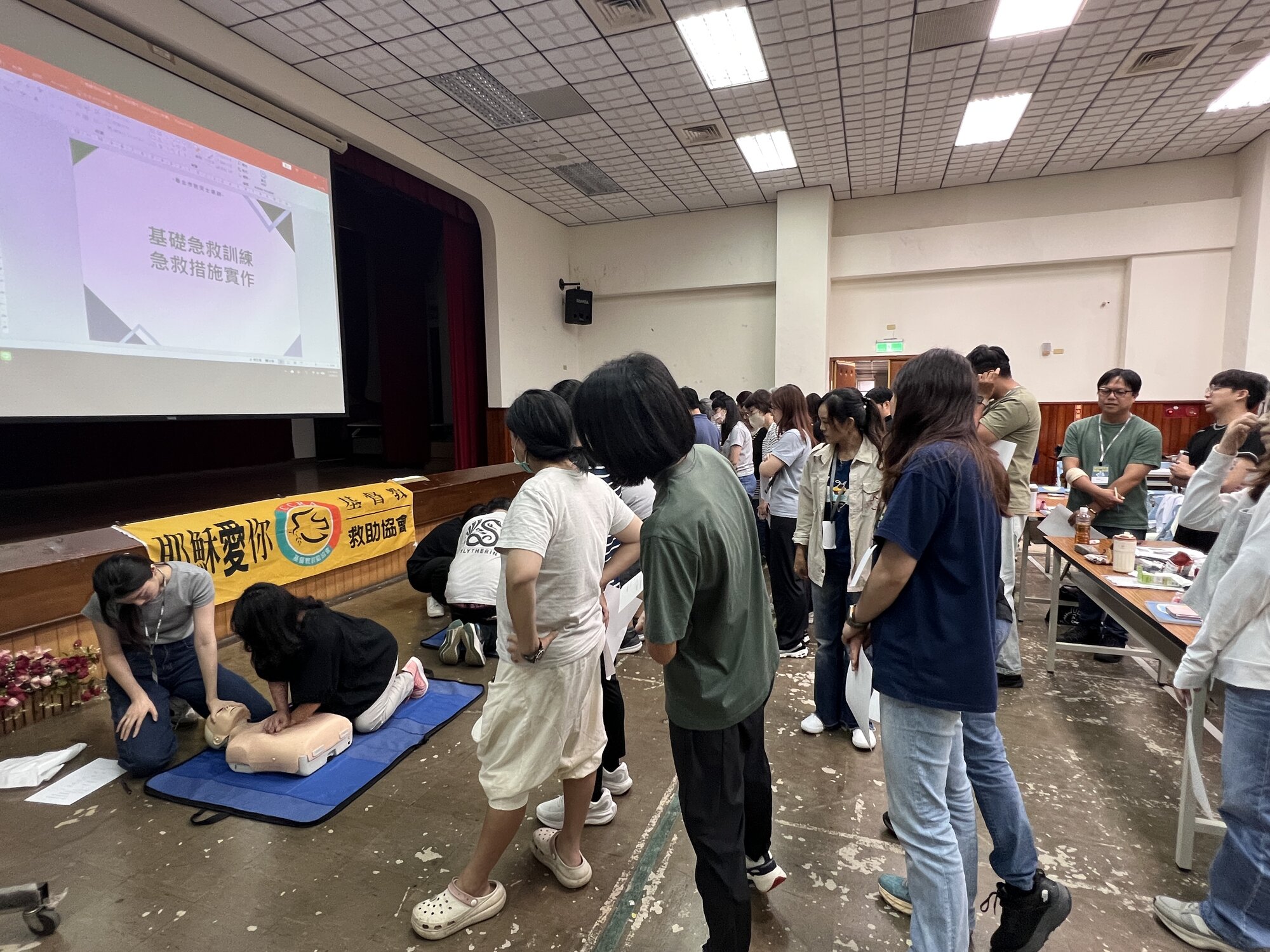 救助協會辦理防災士培訓，學員實地演練CPR心肺復甦術。(基督教救助協會提供)