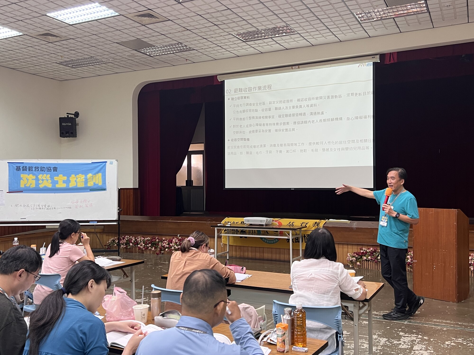 防災士培訓現場，講師講解災害應變實務，學員專注研習。(基督教救助協會提供)