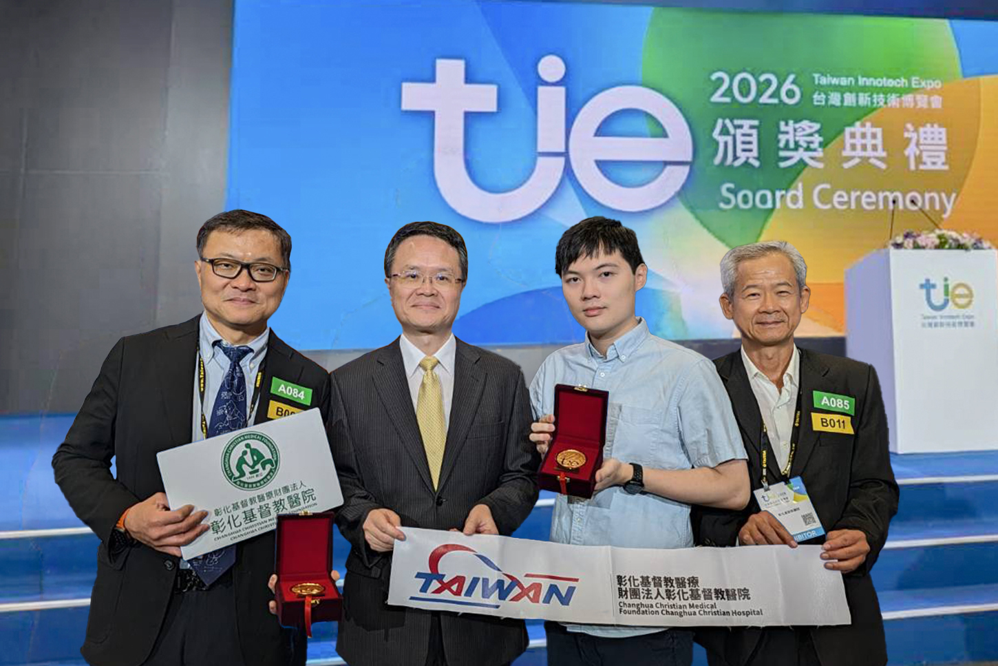 智財局廖承威局長(左2)、彰基楊明治執行長(右)與彰基金牌得獎代表合影。(彰基提供)