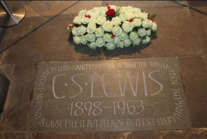 C.S.魯益師紀念石。（翻攝自westminster-abbey.org）