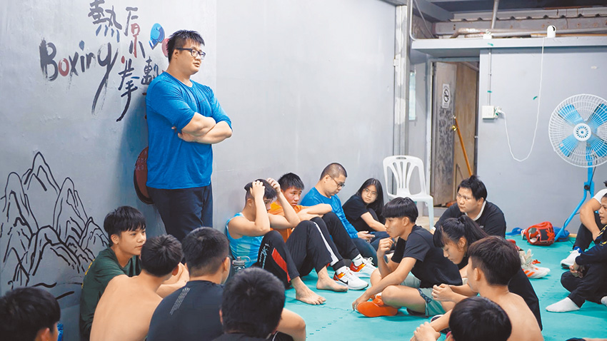 陳哲宇（站立者）透過教導青少年拳擊，幫助他們重新找到自信、與人對話。（劇照提供：舊視界文化藝術有限公司）