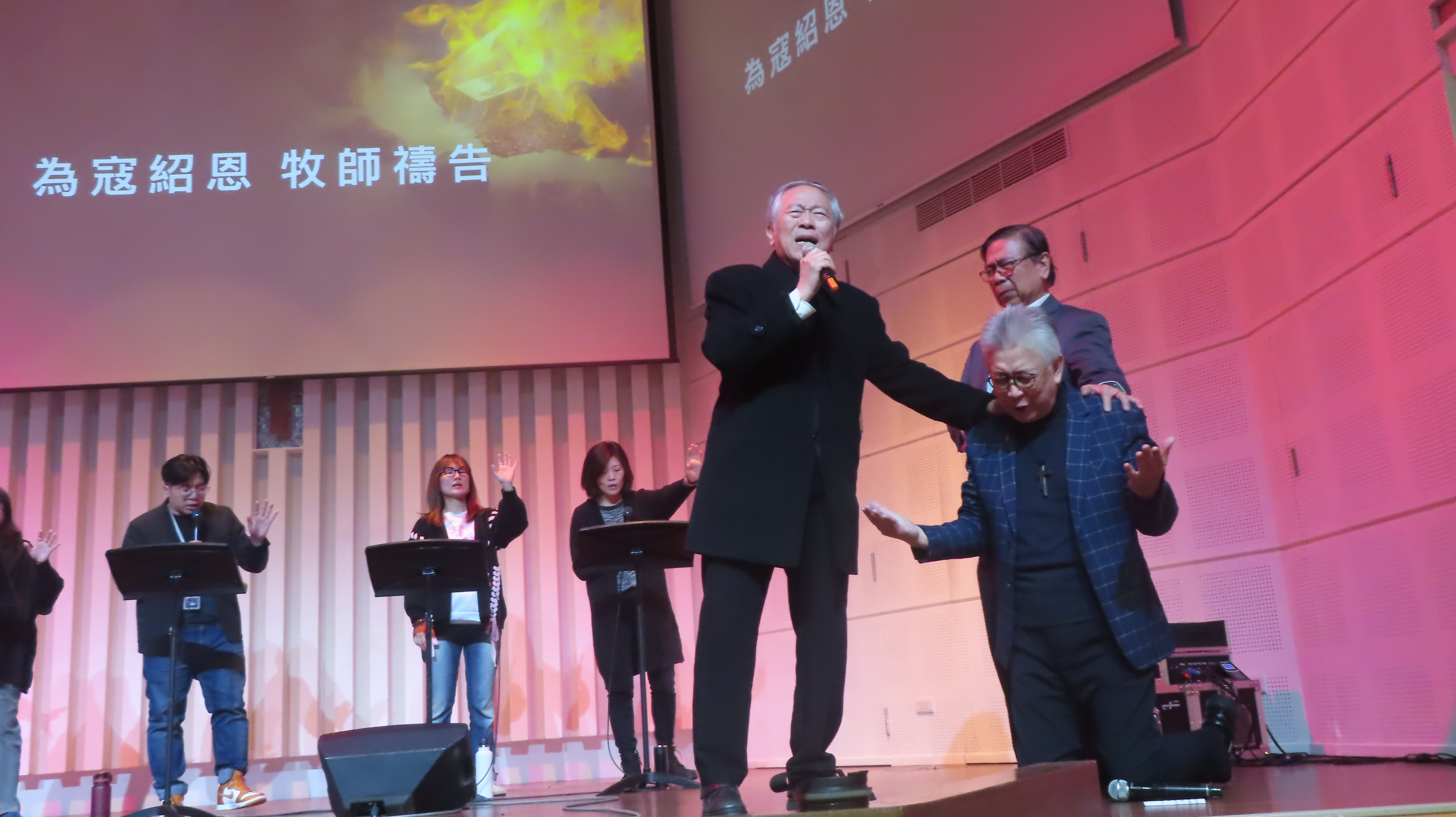 2024年寇牧師抱病出席21天為國禁食禱告，眾牧者一起為寇牧師的健康禱告。