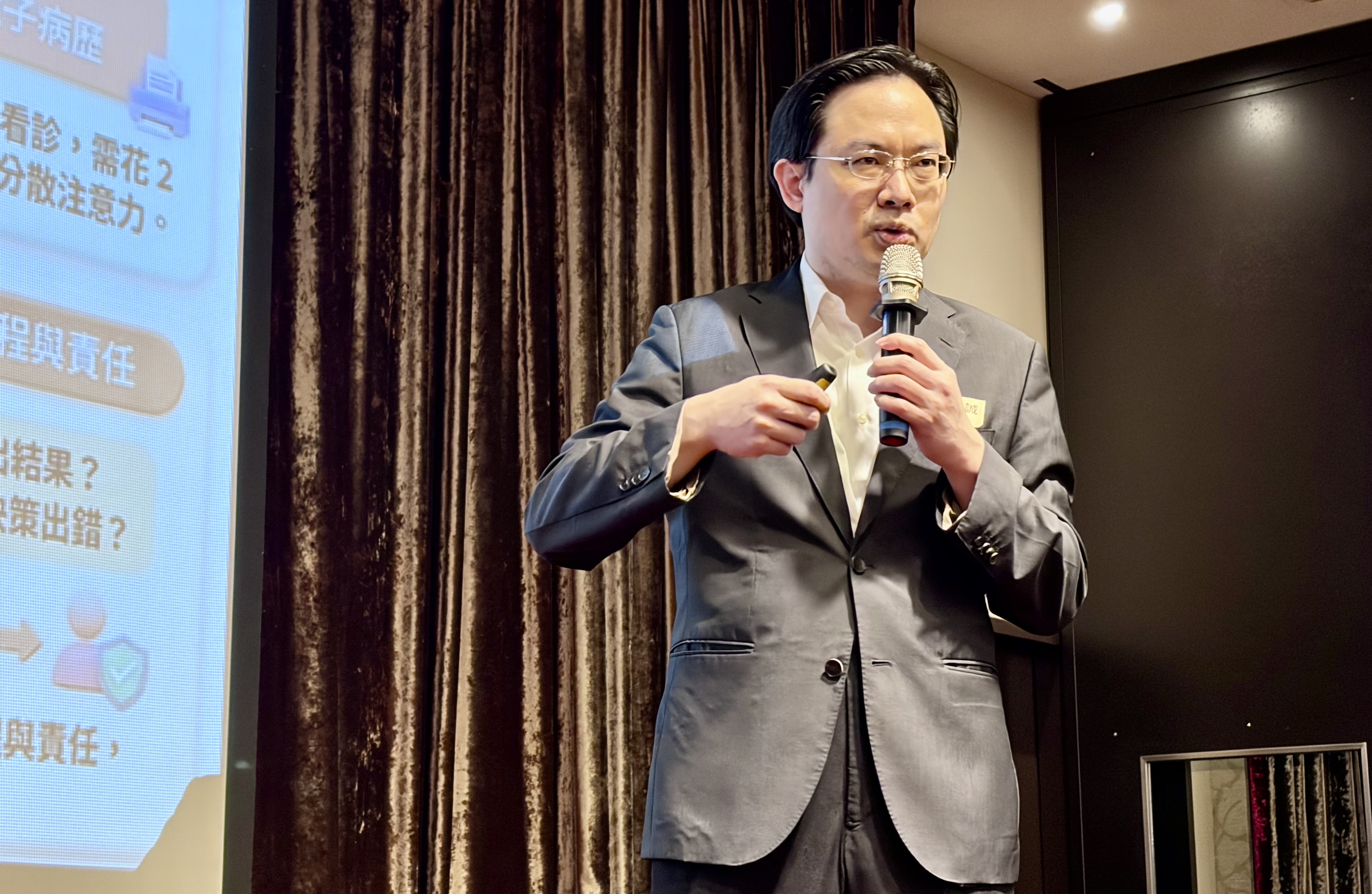 蔡孝誠教授提醒學會如何安全使用AI才是專業的重要性。(圖/李容珍攝影)