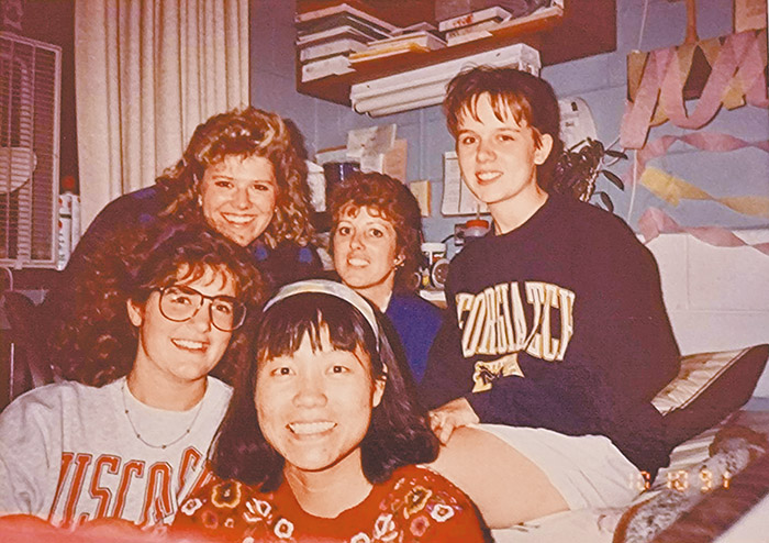 1991年在威大學生宿舍裡串門子。（作者提供）
