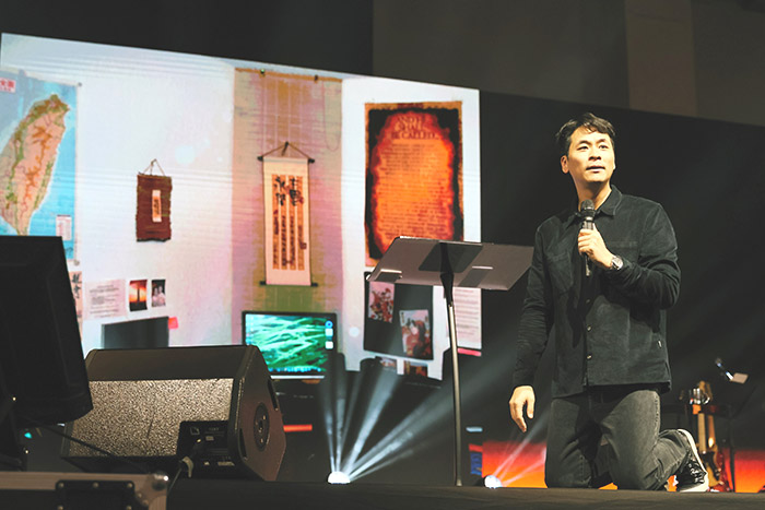 主任牧師萬力豪在講道中，帶領大家回到大學的房間裡，回顧那段看著台灣的地圖流淚禱告的日子（圖／The Hope 教會 提供）