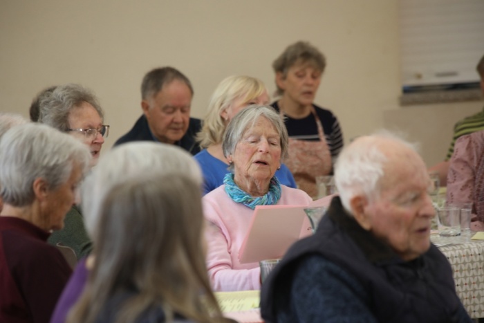 年長姊妹在安娜咖啡教堂唱詩歌。（翻攝自portsmouth.anglican.org）