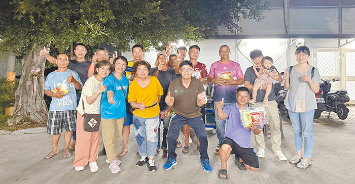 何文才傳道(中間穿咖啡色T恤者)週末與同工去嘉義後火車站宿舍探訪。