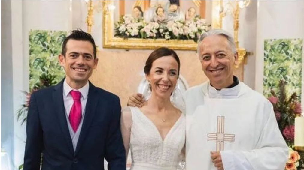 費爾南多．奎瓦斯神父與因他介紹結婚的新人合影。