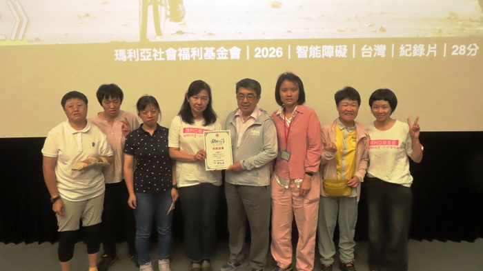 鄭信真牧師頒獎給紀錄片組第一名《回家路上》（圖/梁敬彥攝影）