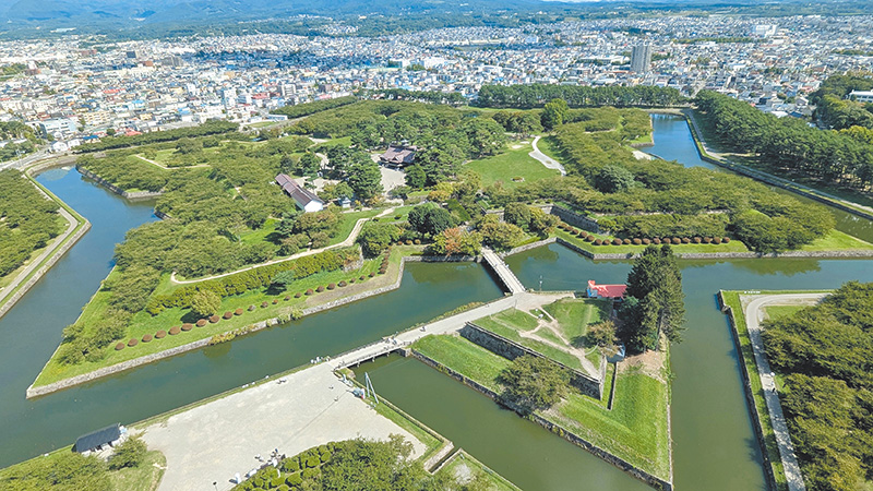 從五稜郭塔一覽五稜郭城星形設計。（作者攝影）