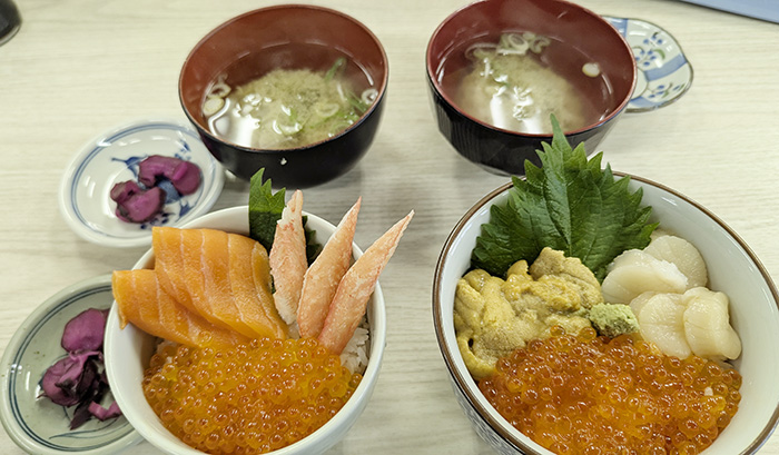 在函館朝市享用新鮮且價位親民的海鮮丼飯。（作者提供）