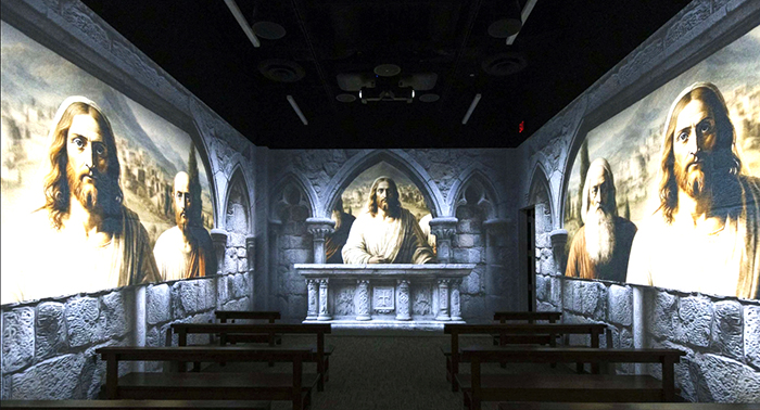 360度投影觀看耶穌的故事。（Photo Credit：Diocese of Orange）