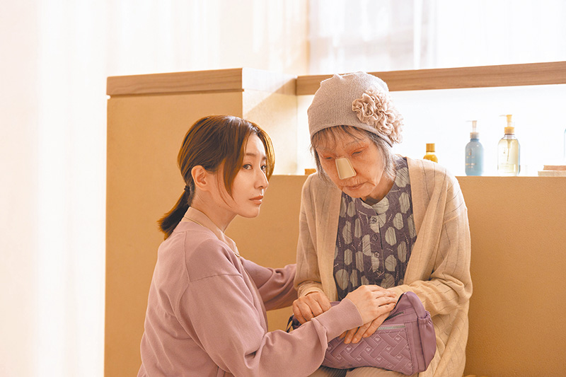 癌末患者坂下百合 子不顧小文反對， 堅持做整容手術。（劇照來源：Netflix）