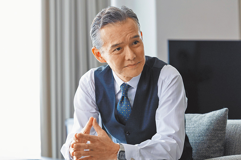 遠山美容診所創始人遠山新，對外號稱「神之手」。（劇照來源：Netflix）
