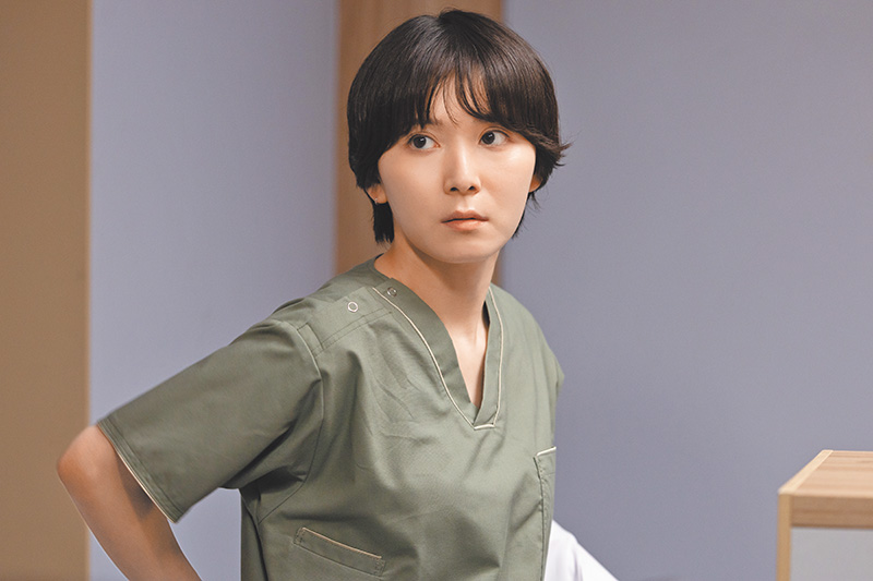沼田文迫於情勢加入遠山診所，同時也想探查診所內情。（劇照來源：Netflix）