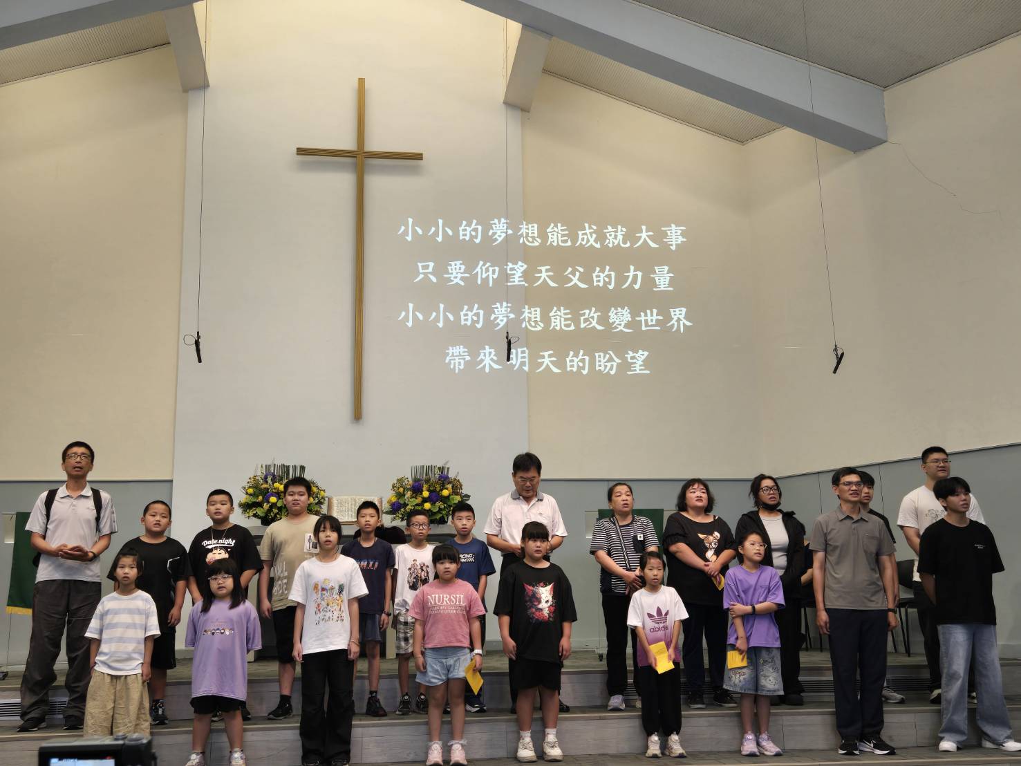 屏東新南國小師生獻唱＜小小的夢想＞（圖/梁敬彥攝影）