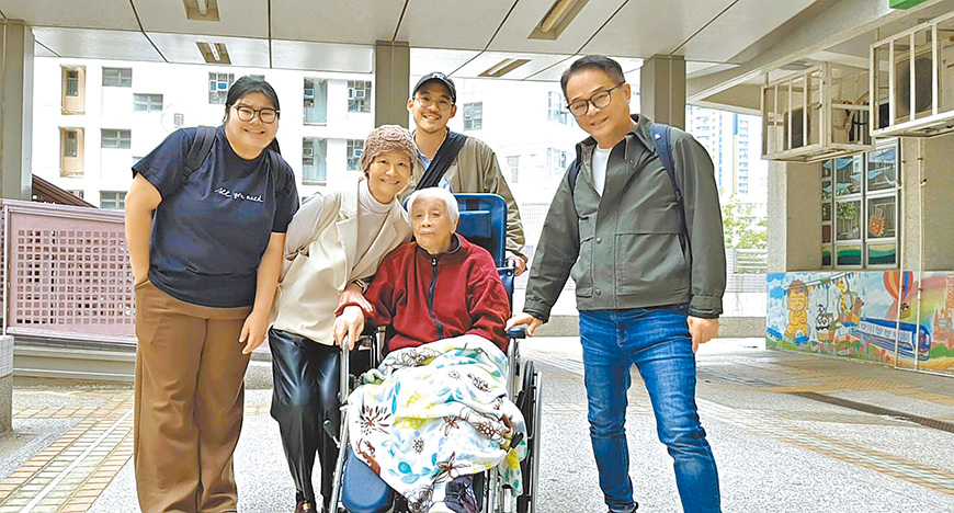 沈師母與家人和高齡母親合影。