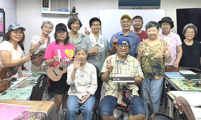 雖然病痛纏身,汪中仁牧師(前排戴帽者)仍喜樂服事。(圖/受訪者提供)