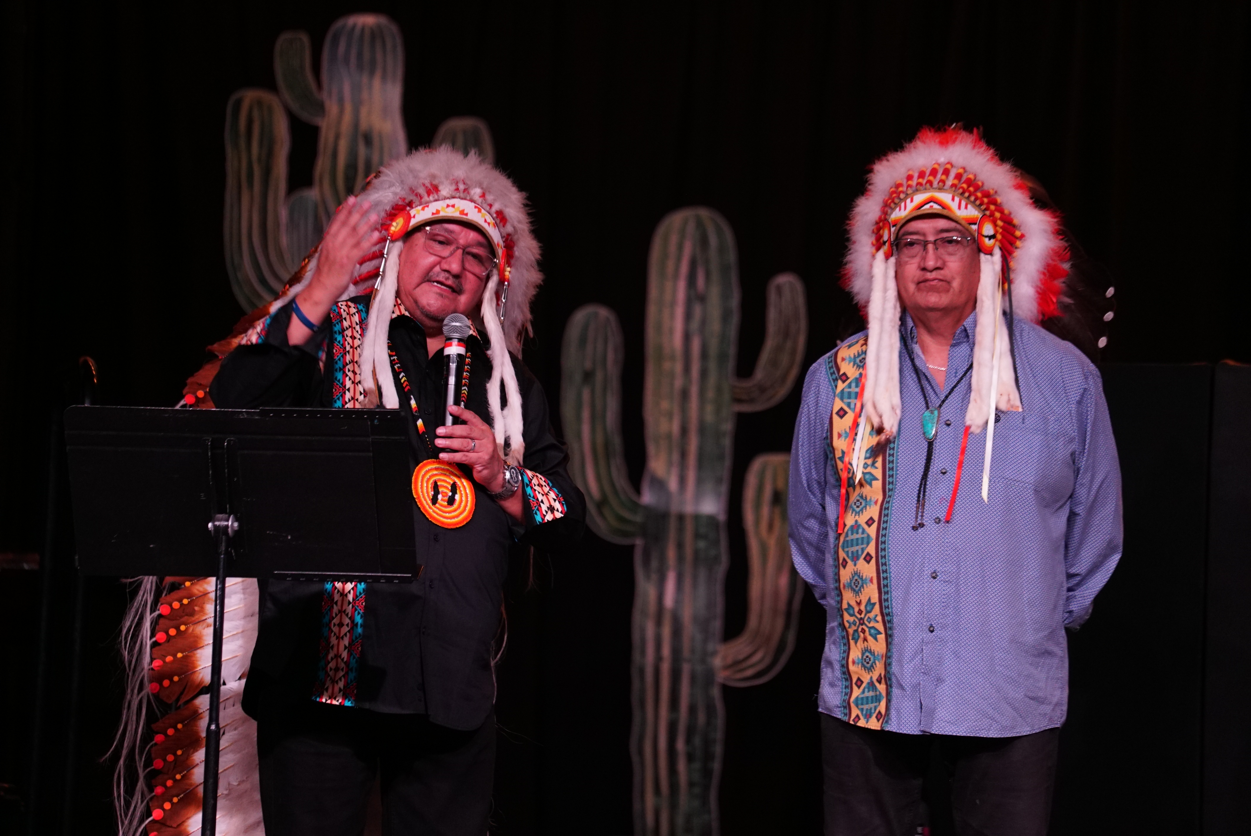 左邊為大酋長大衛・哈珀（Grand Chief David Harper）