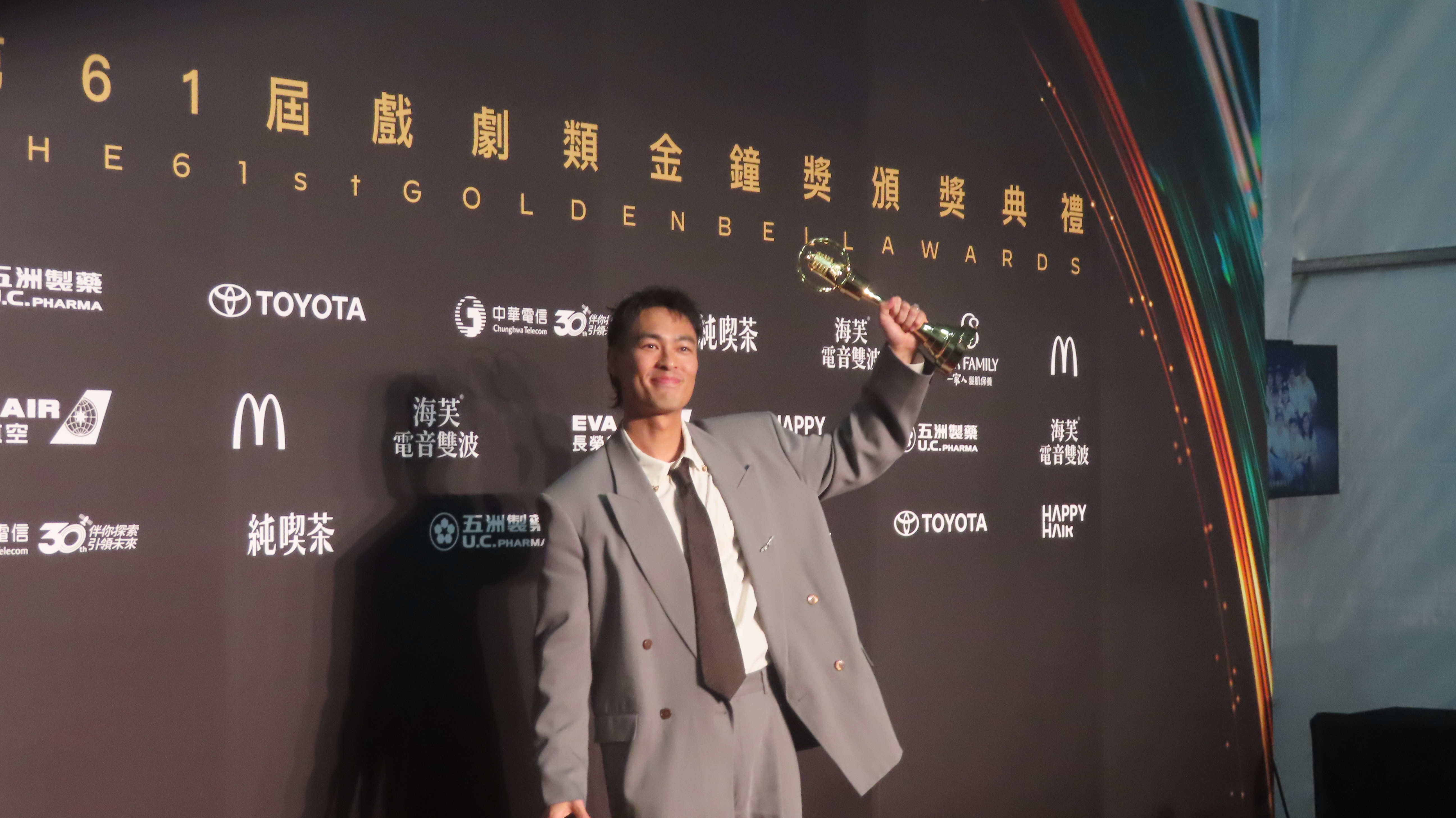 楊祐寧高舉獎盃,榮耀歸主(圖/梁敬彥攝影))