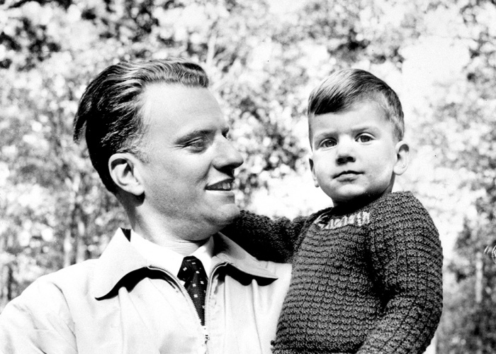 葛理翰牧師(左)抱著年幼時的長子葛福臨。(billygrahamlibrary.org)
