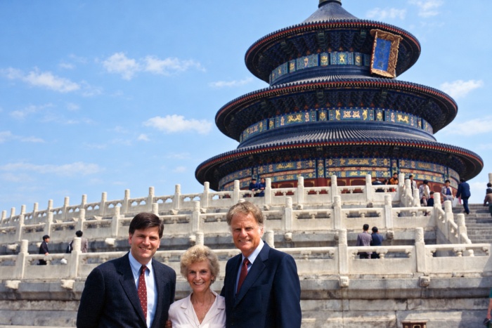 1988年,葛福臨與父母在北京天壇前合影。(billygrahamlibrary.org)