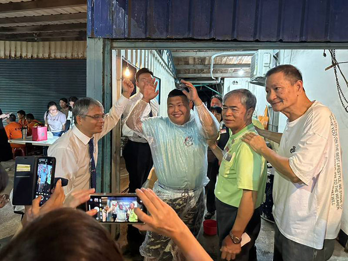 民眾於麥寮夜市接受福音，喜樂受浸得救。（圖：壯年班提供）
