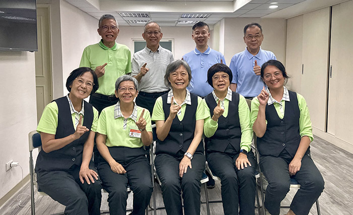壯年班教師劉偉倫（第二排左二）探望台北松山41、72會所開展隊。（圖：壯年班提供）