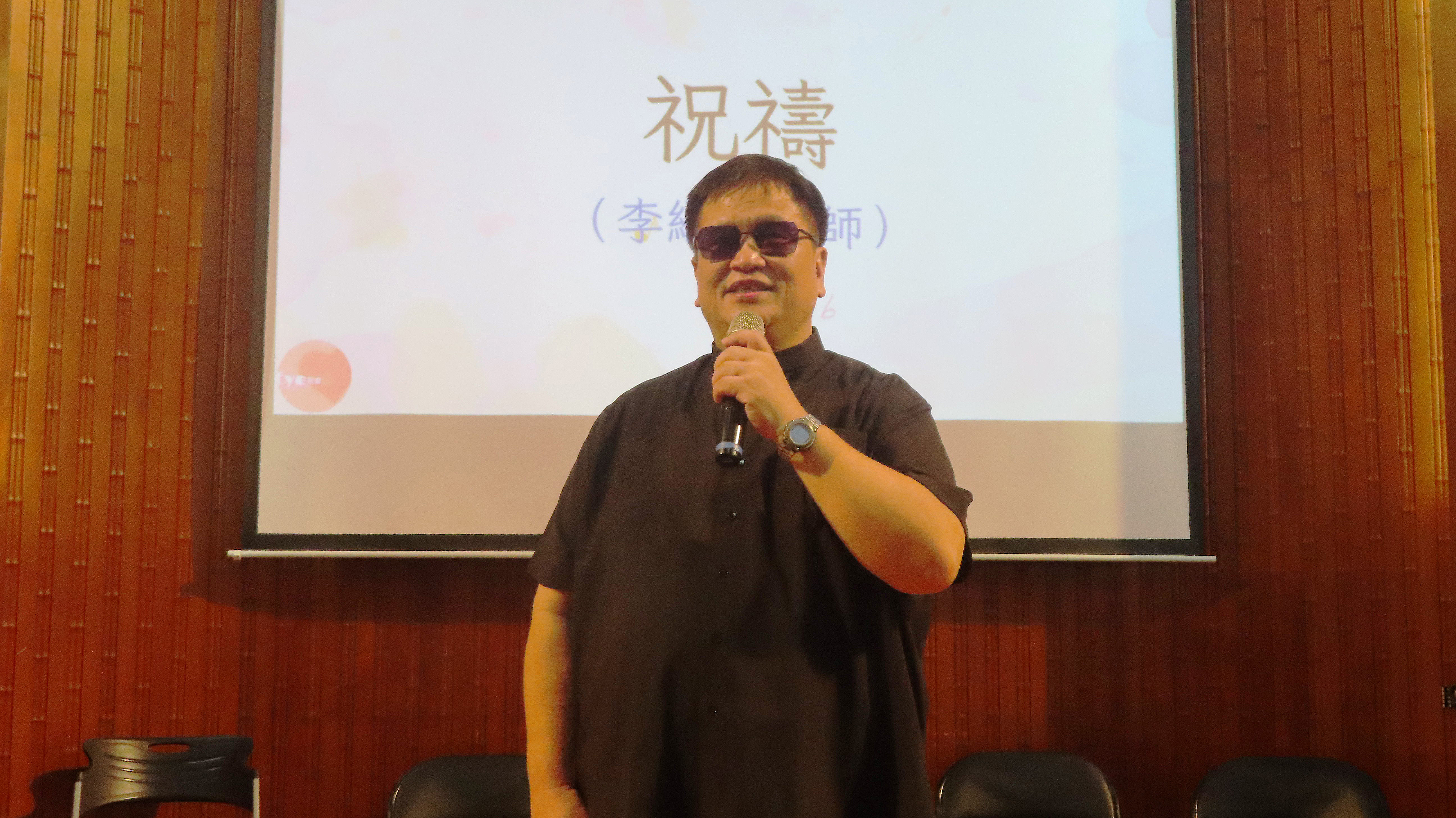 按立牧職後，首次以牧師身分為眾人祝禱