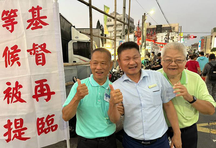 壯年班麥寮開展隊於麥寮夜市傳福音。（圖：壯年班提供）