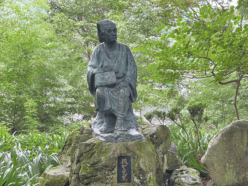 紀念詩人松尾芭蕉塑像。（作者攝影）