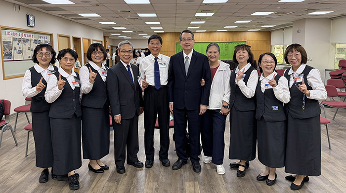 台北市召會6、69、106會所開展隊與林鴻弟兄（左五）合影。（圖：壯年班提供）