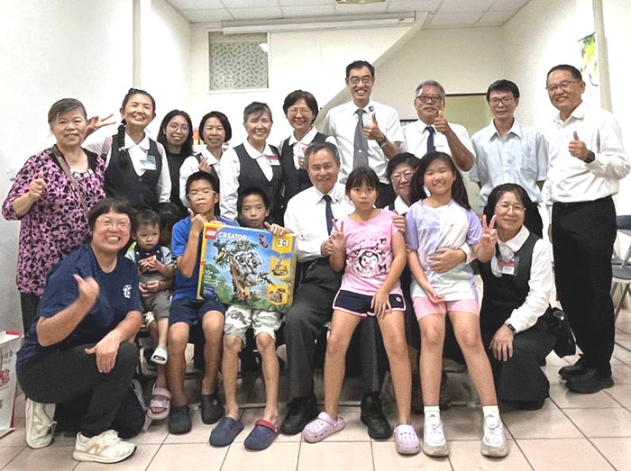 金門開展隊與金門聖徒合影,當地召會聖徒的孩子喜樂受浸得救。(圖:壯年班提供)