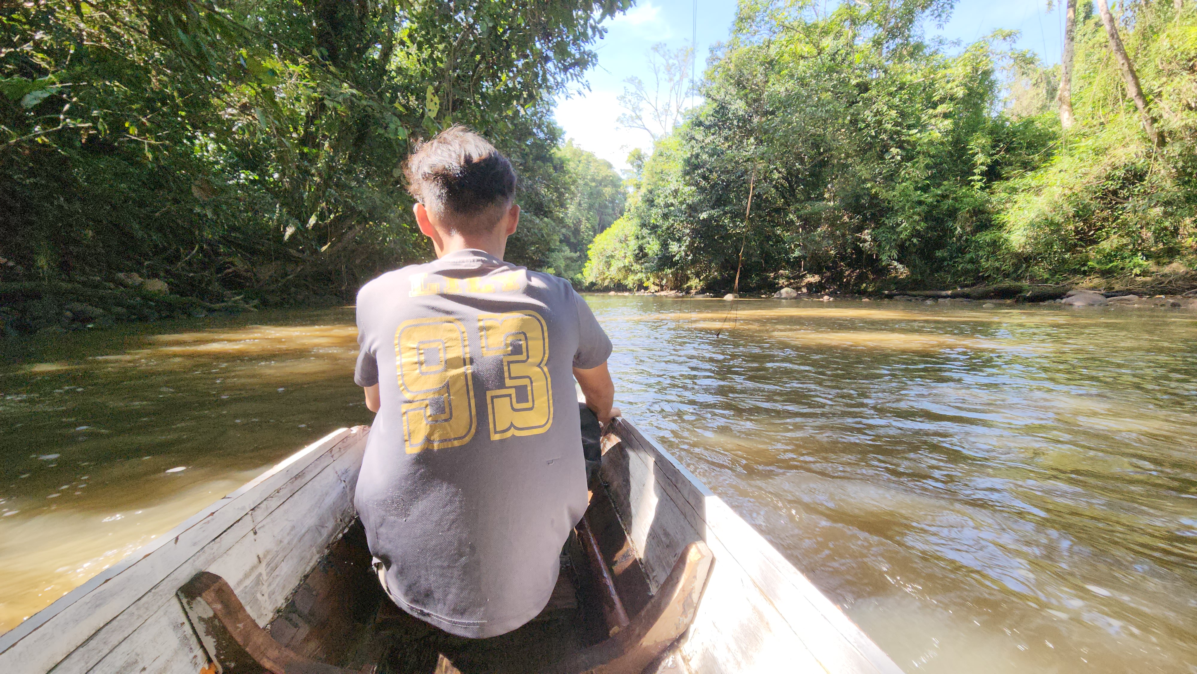 圖:東馬前往印尼邊境唯一搭乘小木舟的交通工具