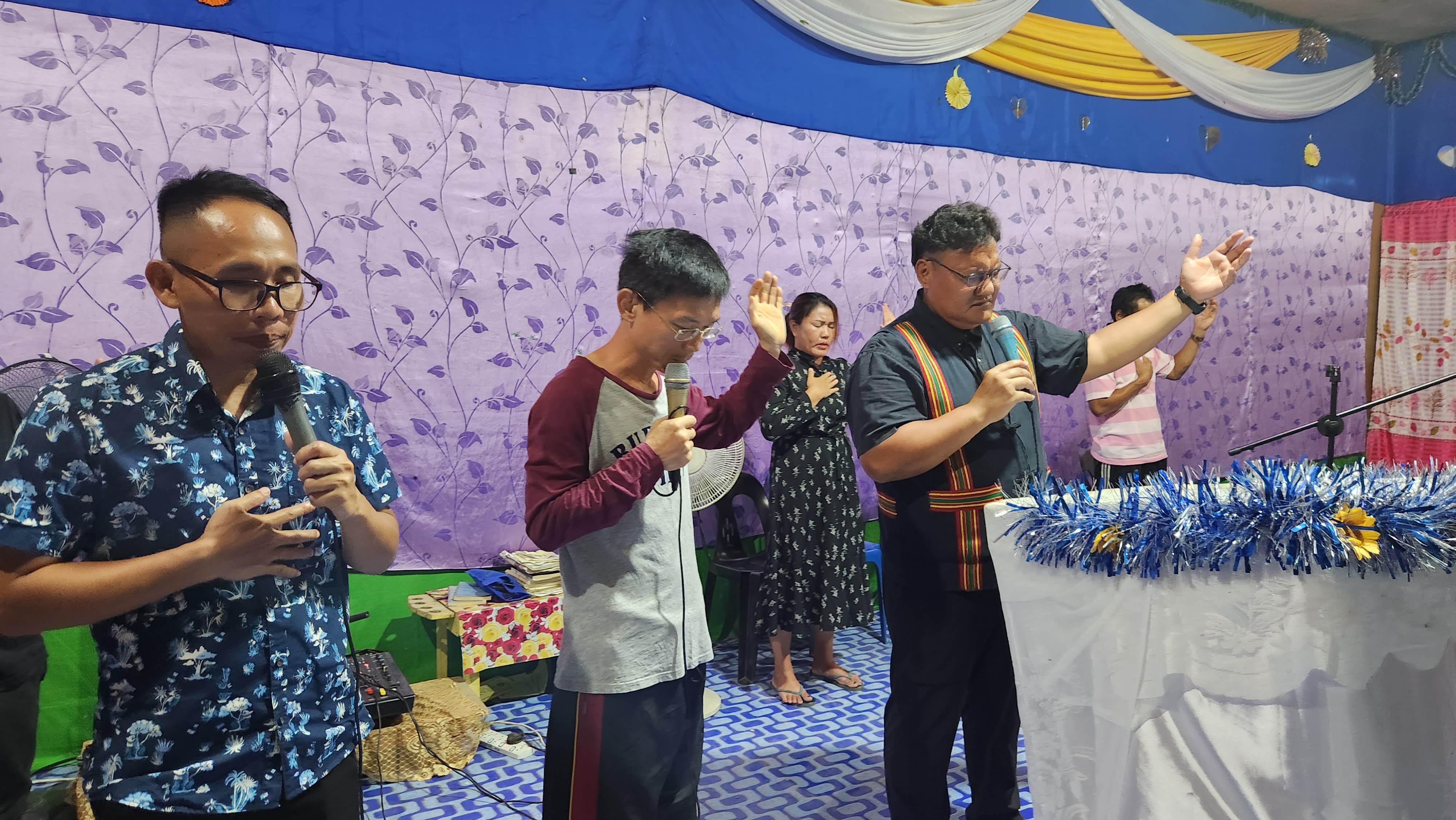 圖:魯瑪夫牧師於帶領東馬與印尼邊境山區的原住民同工為兩國的不同民族及華人等教會彼此饒恕及合一禱告