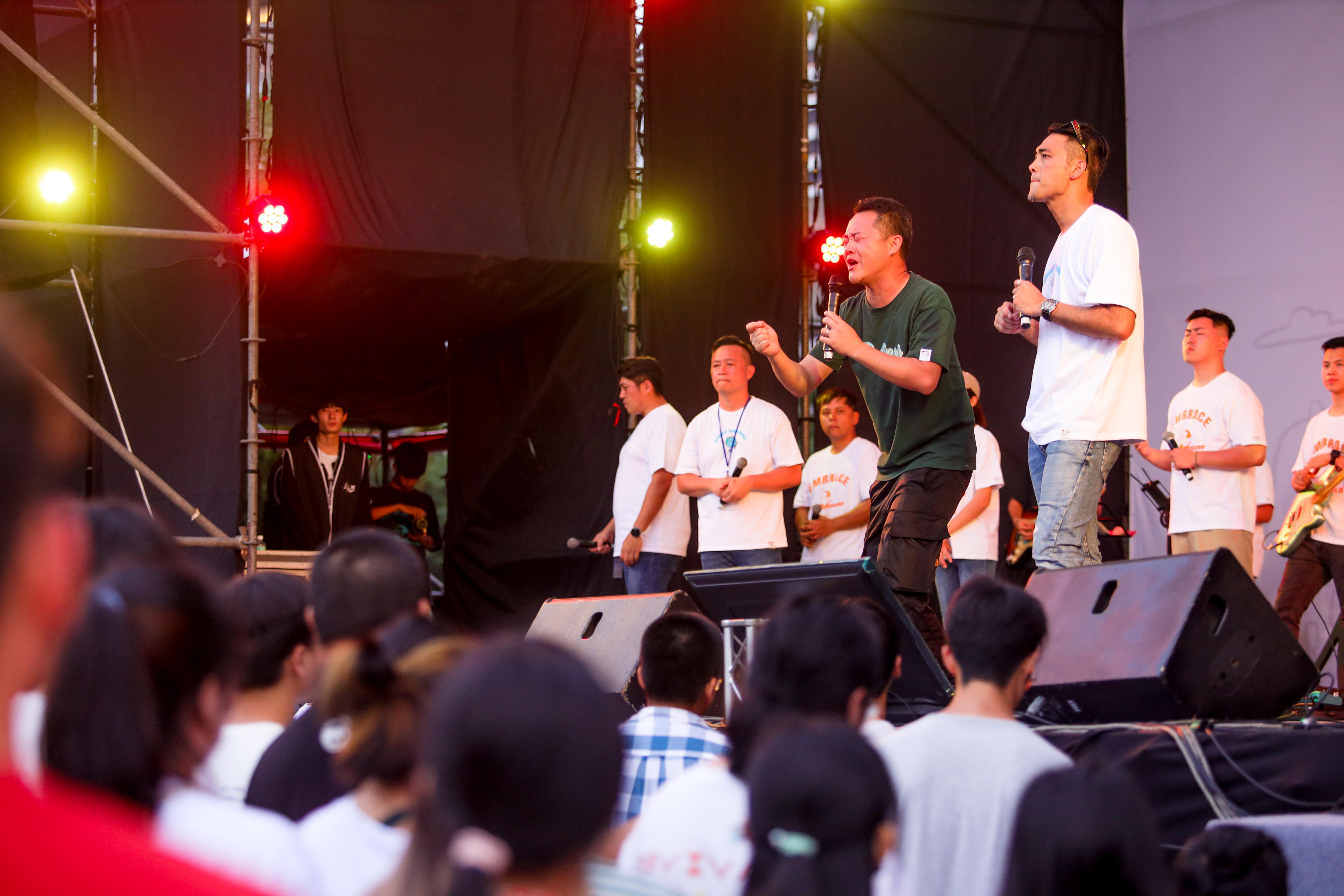 台灣與香港青年牧者一同禱告，香港的青年一同參與市集、敬拜樂團展演（桃青盟提供）